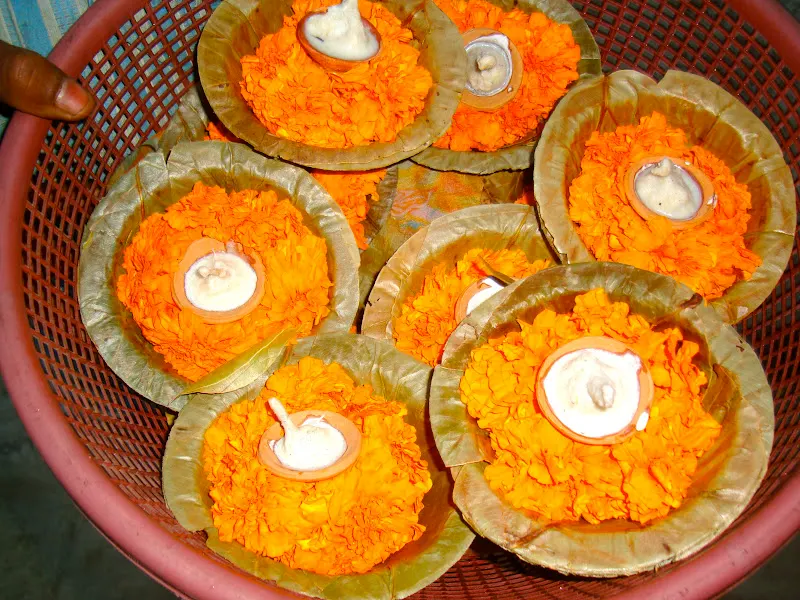 Saal leaves are used to create home-made floating-light to be placed in the sacred river.