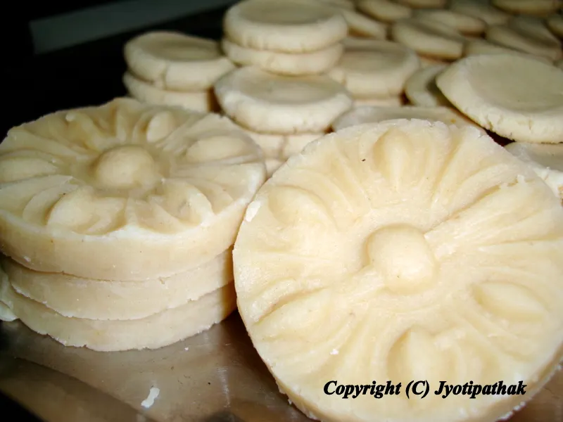The elegant looking Doodh Peda - दूध को पेडा - (milk fudge) - freshly molded and ready to be enjoyed.