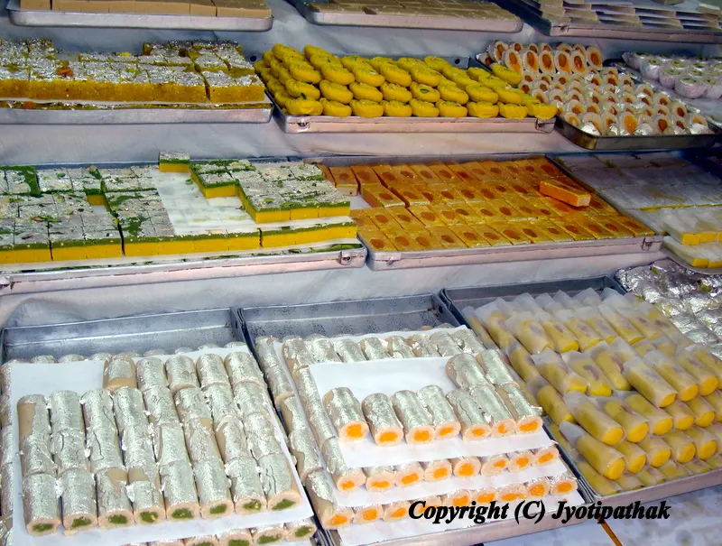 These are the unique varieties of sweets made from cashew nuts, blanched almonds and pistachios nuts. Irresistible treats!