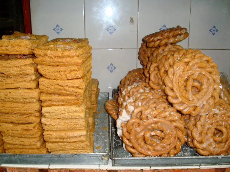 Picture above is (L) Roth and (R) small-sized Laakhaa-Mari.
