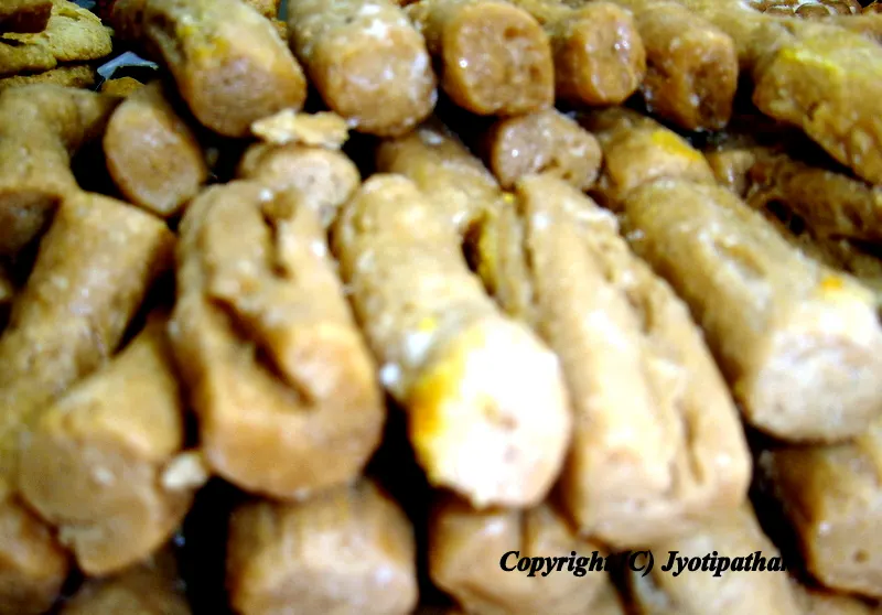 A great savory pastry - dough is rolled into cylinders and cut into 6-inches pieces, deep-fried and glazed.