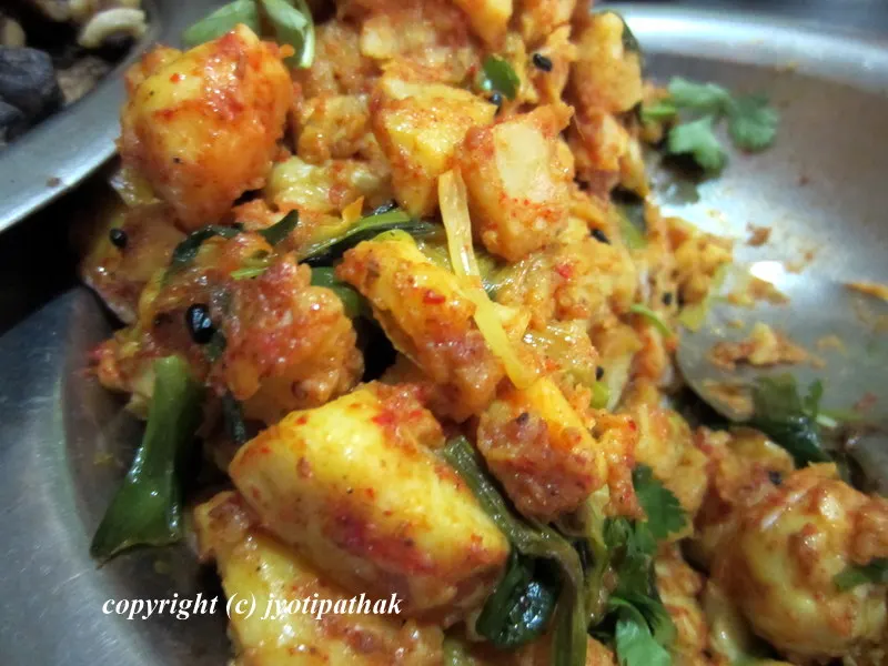 The scallions and fresh green coriander (cilantro) adds a refreshing touch to this aloo ko achaar.