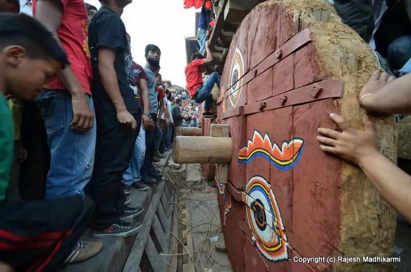 .... everyone is participating to push the chariot ...