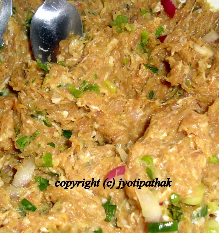 In a large bowl, combining the ground meat with freshly chopped herb and spices until all the ingredients and thoroughly mixed.