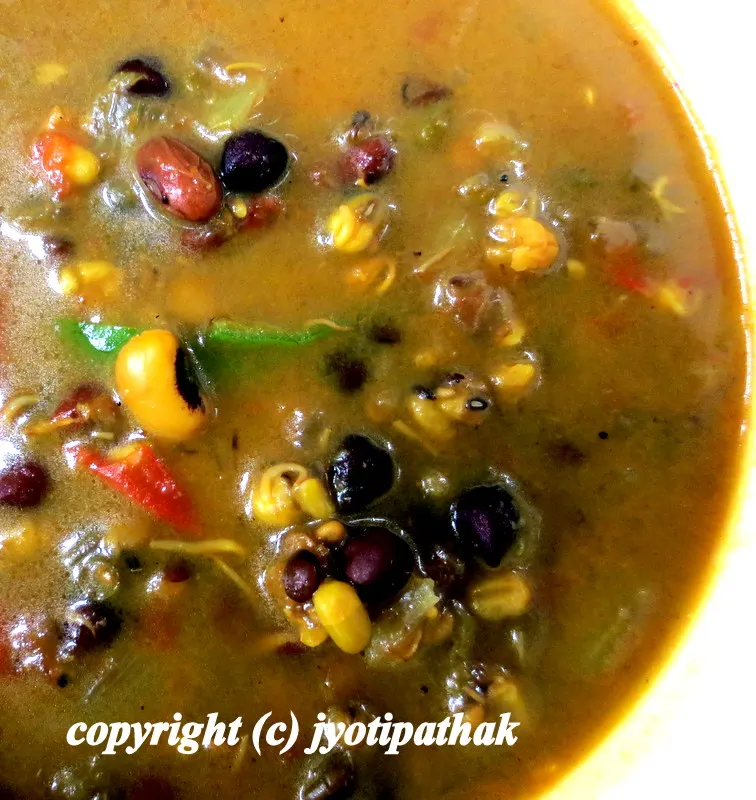 Here is a close-up picture of a protein-rich vegetarian kwaanti soup. This is such a great combination of flavors and textures!