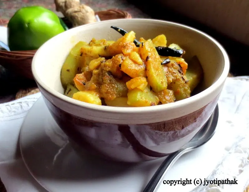 Enjoy the combination of chayote, potato and spices that gives this vegetable dish a unique flavor!