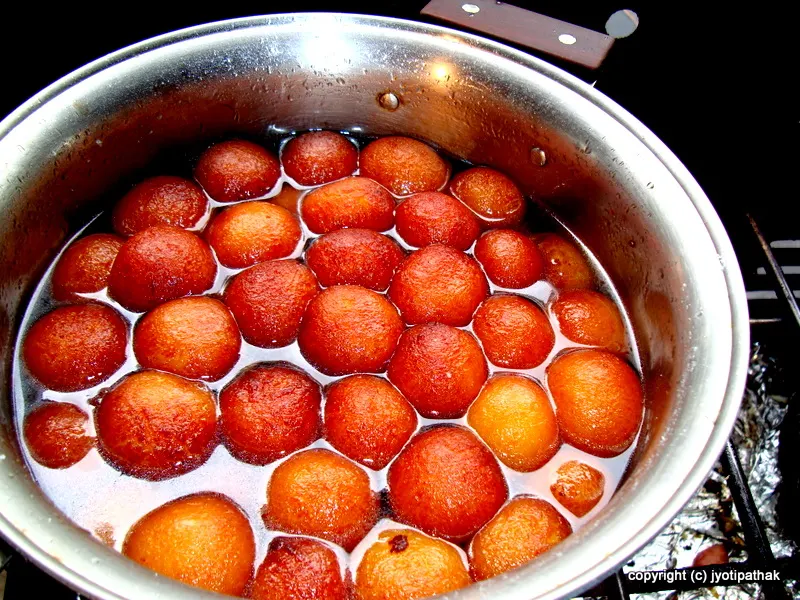 Gulaab Jaamun - Dumplings in Saffron-Cardamom Syrup (गुलाब जामुन)
