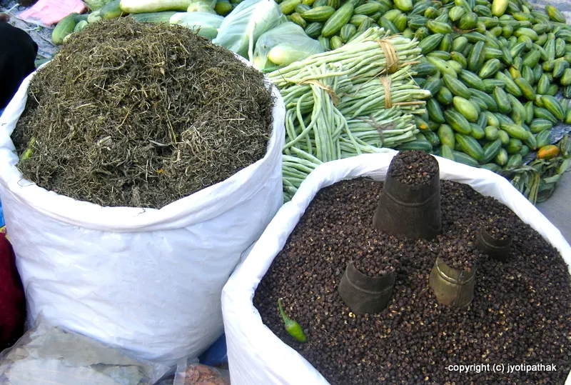 Picture of two of the most authentic Nepali spices – L. Jimbu herb and R. Szechwan pepper, Sichuan pepper, Chinese pepper, Nepal pepper (Z. armatum) टिम्मुर, तिम्बुर - (Timur, Timmur, Timbur)